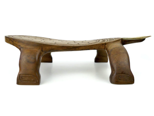 Petit tabouret tortue Honu râpe à noix de coco en bois de rose et os (profil)