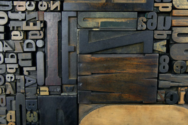 Cadre de caractères d’imprimerie vintage en bois (détail)