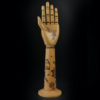 Main de mannequin tatouée Old School articulée et avant-bras en bois (intérieur)