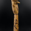 Main de mannequin tatouée Old School articulée et avant-bras en bois (3/4)