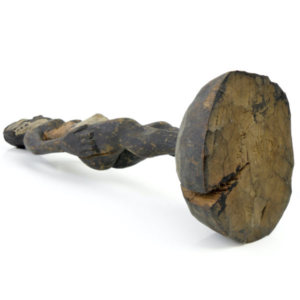 Statue Sépik iatmul figure féminine en bois et coquillages (dessous)