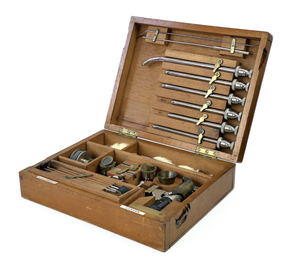 Urétroscope anglais ancien dans son coffret en bois Début XXe (coffret ouvert)