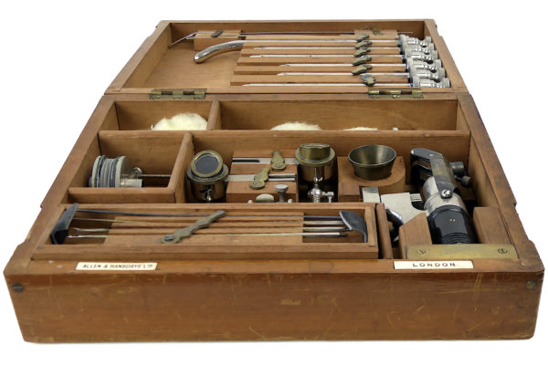 Urétroscope anglais ancien dans son coffret en bois Début XXe (dessus 3/4)