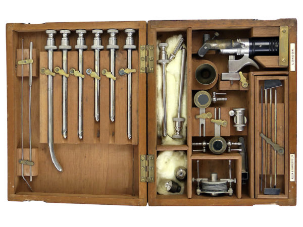 Urétroscope anglais ancien dans son coffret en bois Début XXe (dessus)