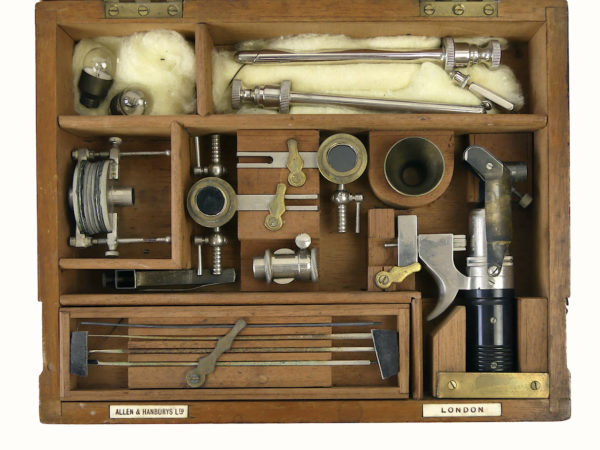Urétroscope anglais ancien dans son coffret en bois Début XXe (dessus)