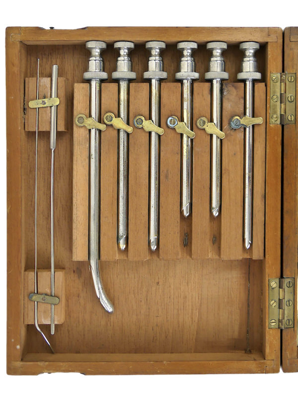 Urétroscope anglais ancien dans son coffret en bois Début XXe (dessus)