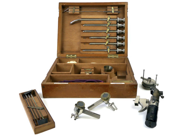 Urétroscope anglais ancien dans son coffret en bois Début XXe (détails)