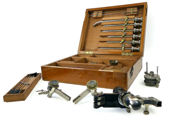 Urétroscope anglais ancien dans son coffret en bois Début XXe (détails)