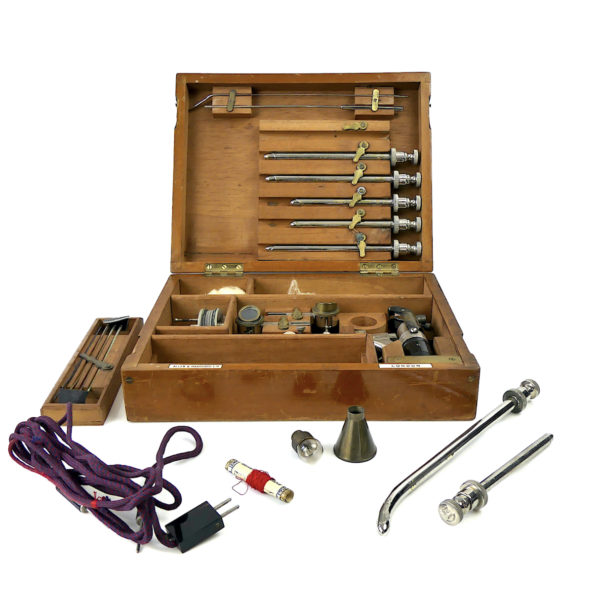 Urétroscope anglais ancien dans son coffret en bois Début XXe (détails)