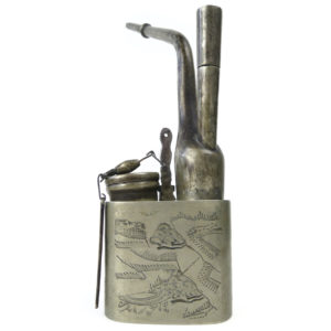 Pipe à eau chinoise ancienne en métal ciselé Chine 1900 (face)