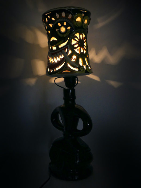 Lampe sri lankaise Kandy en céramique Ceylon Ceramics (allumée 3/4)