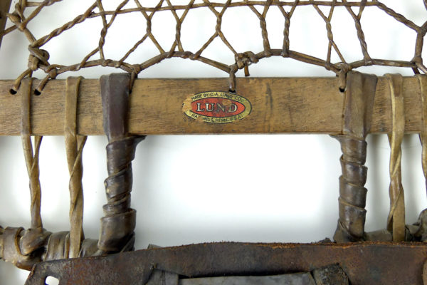 Grande paire de raquettes à neige ancienne en bois USA 1920 (détail)