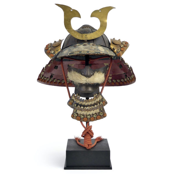 Petit kabuto Shichi-go-san et menpō de la fin Edo sur socle (face)