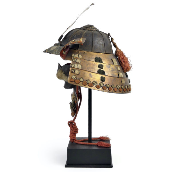 Petit kabuto Shichi-go-san et menpō de la fin Edo sur socle (profil)