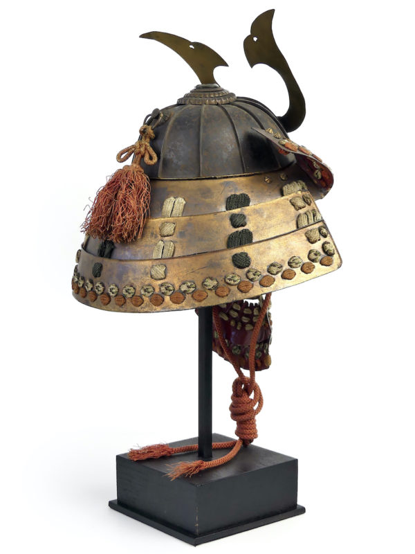 Petit kabuto Shichi-go-san et menpō de la fin Edo sur socle (3/4 dos)