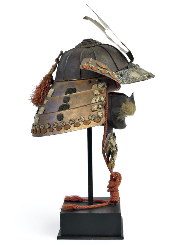 Petit kabuto Shichi-go-san et menpō de la fin Edo sur socle (profil)