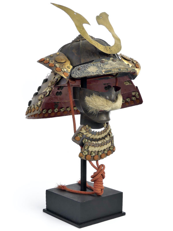 Petit kabuto Shichi-go-san et menpō de la fin Edo sur socle (3/4)