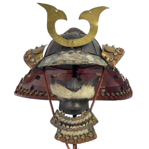 Petit kabuto Shichi-go-san et menpō de la fin Edo sur socle (face)