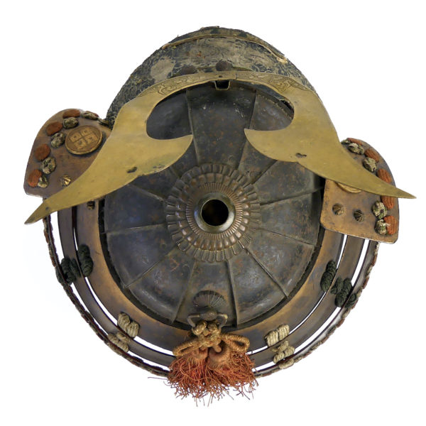 Petit kabuto Shichi-go-san et menpō de la fin Edo sur socle (dessus)