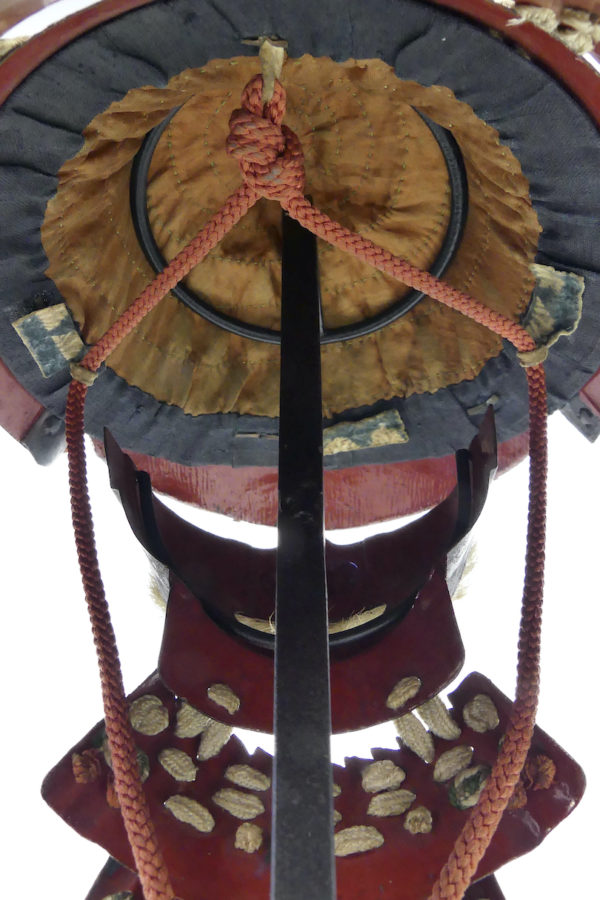 Petit kabuto Shichi-go-san et menpō de la fin Edo sur socle (dessous)