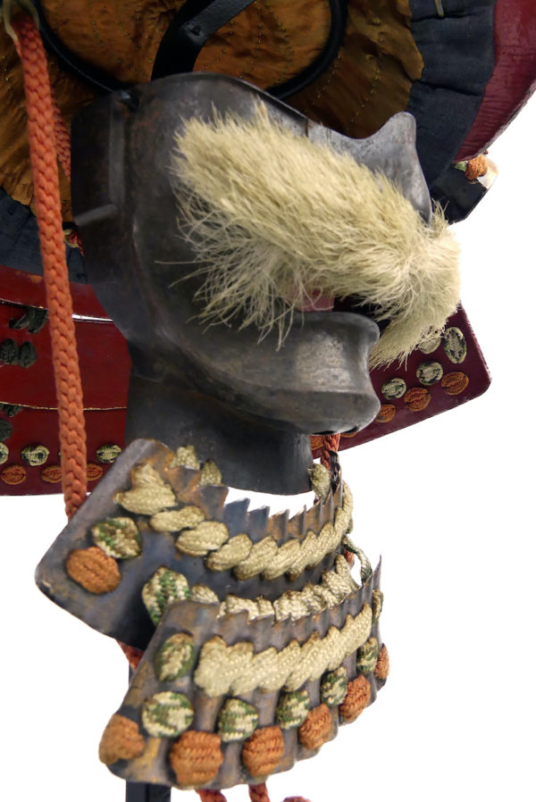 Petit kabuto Shichi-go-san et menpō de la fin Edo sur socle (détail)