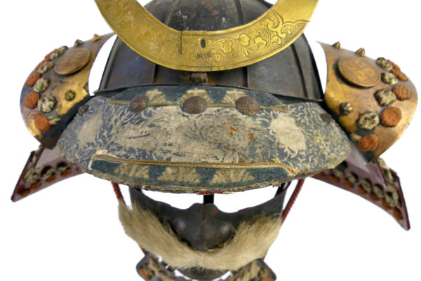 Petit kabuto Shichi-go-san et menpō de la fin Edo sur socle (détail)