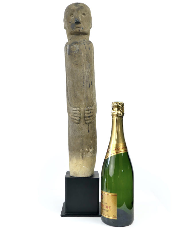 Grande statue anthropomorphe Sumba Katoda en pierre massive sur socle (proportion)