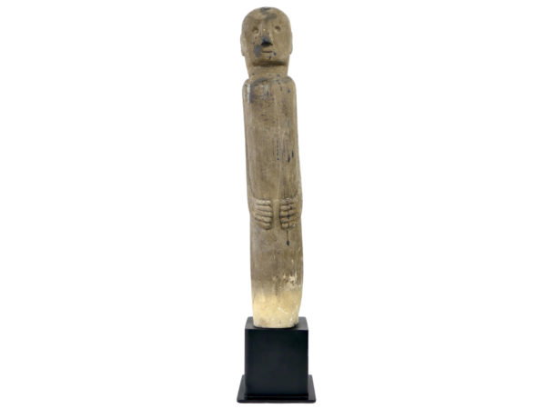 Grande statue anthropomorphe Sumba Katoda en pierre massive sur socle (face)