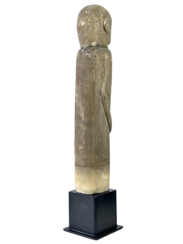 Grande statue anthropomorphe Sumba Katoda en pierre massive sur socle (3/4 dos)