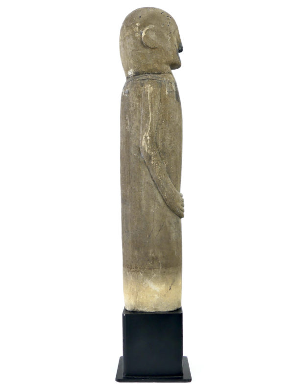 Grande statue anthropomorphe Sumba Katoda en pierre massive sur socle (profil)