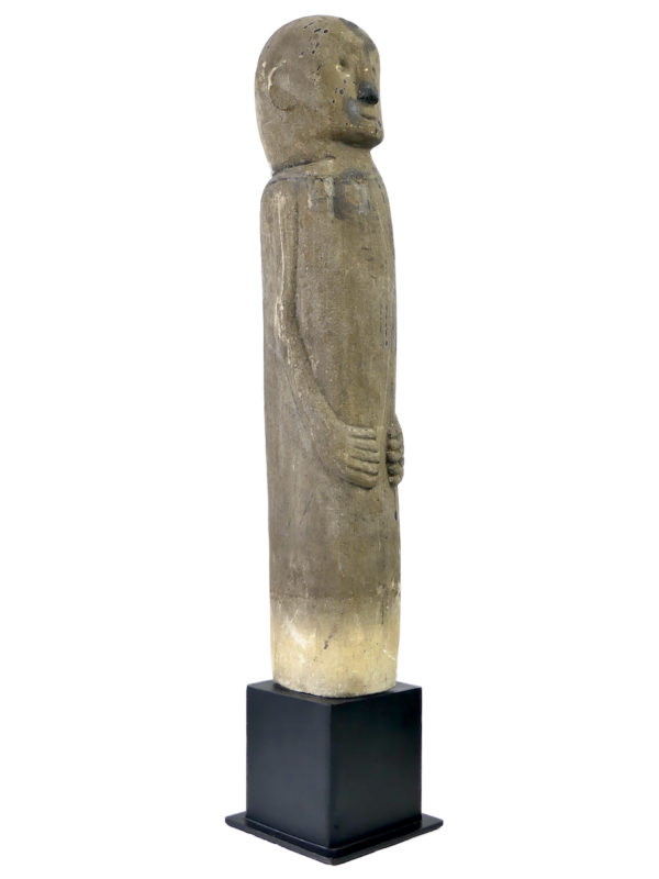 Grande statue anthropomorphe Sumba Katoda en pierre massive sur socle (3/4)