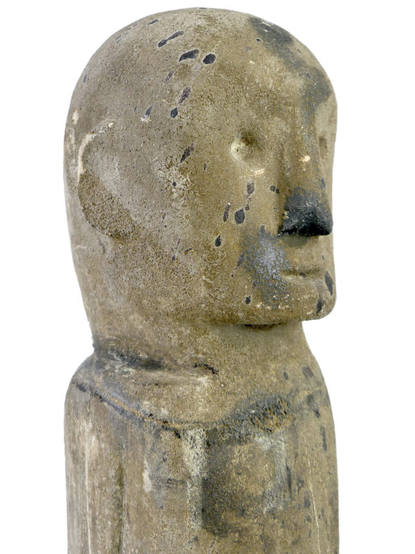 Grande statue anthropomorphe Sumba Katoda en pierre massive sur socle (détail)