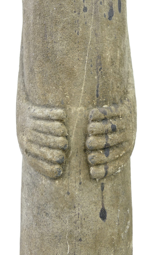 Grande statue anthropomorphe Sumba Katoda en pierre massive sur socle (détail)