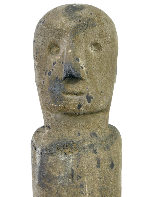 Grande statue anthropomorphe Sumba Katoda en pierre massive sur socle (détail)