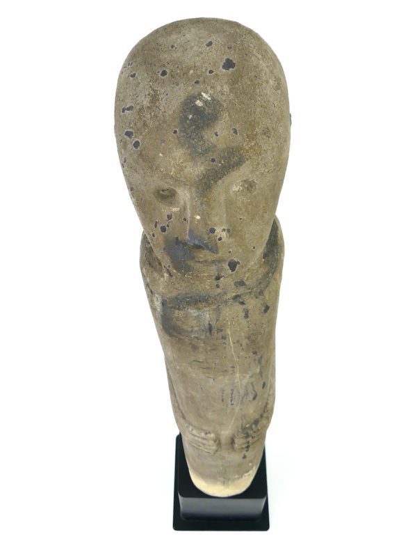 Grande statue anthropomorphe Sumba Katoda en pierre massive sur socle (dessus)