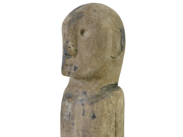 Grande statue anthropomorphe Sumba Katoda en pierre massive sur socle (détail)