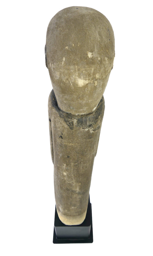 Grande statue anthropomorphe Sumba Katoda en pierre massive sur socle (dessus dos)