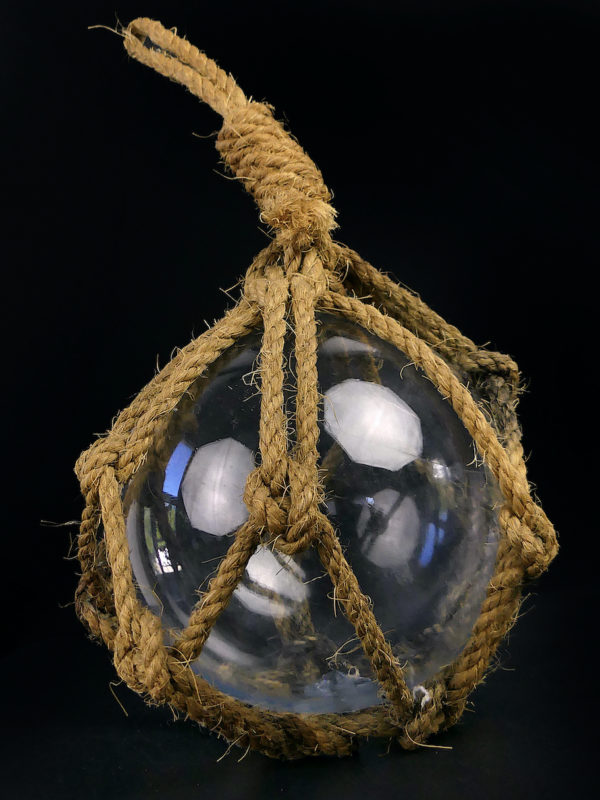 Gros flotteur de pêche ancien en verre et corde tressée