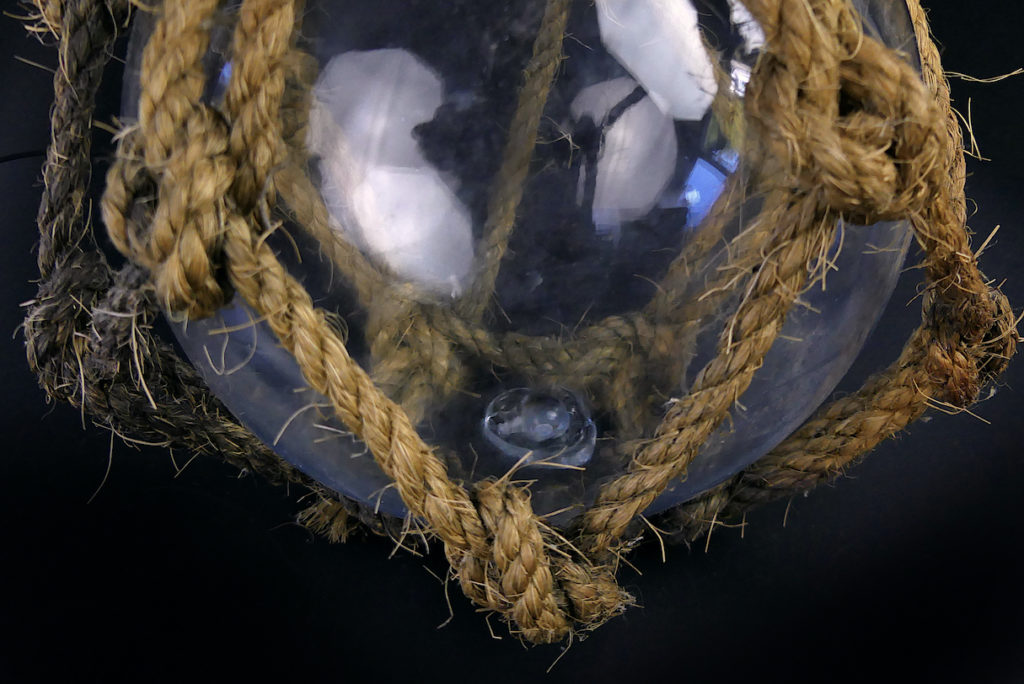 Gros flotteur de pêche ancien en verre et corde tressée - OVIRY
