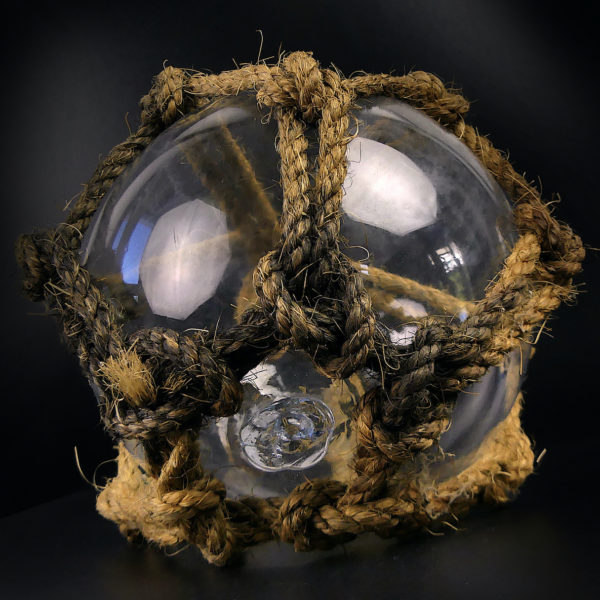 Gros flotteur de pêche ancien en verre et corde tressée (dessous)