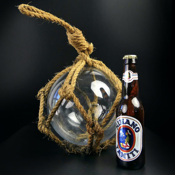 Gros flotteur de pêche ancien en verre et corde tressée (proportion)