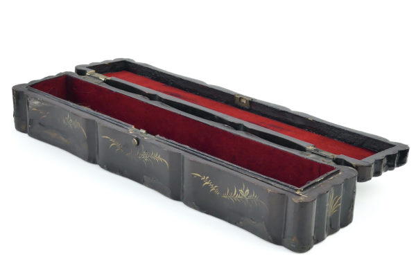 Pinceau de calligraphie chinoise ancien en pierre bleue dans sa boîte en bois laqué (3/4 ouverte)