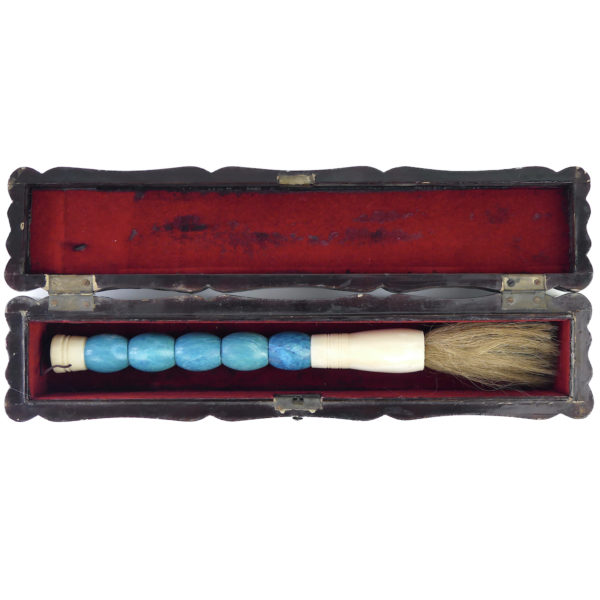 Pinceau de calligraphie chinoise ancien en pierre bleue dans sa boîte en bois laqué (dessus)