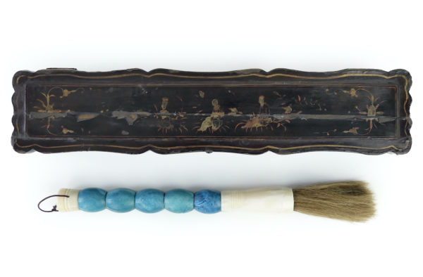 Pinceau de calligraphie chinoise ancien en pierre bleue dans sa boîte en bois laqué (dessus)