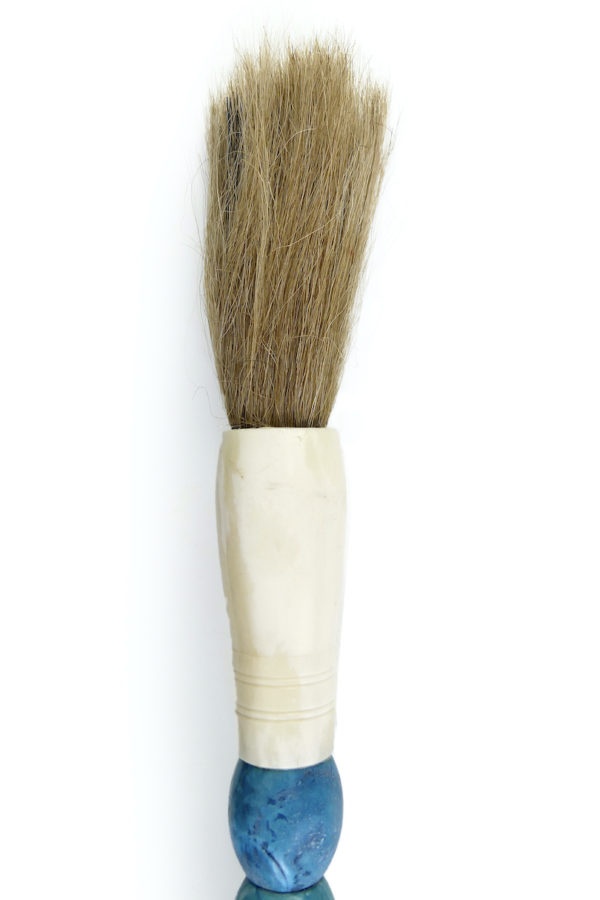 Pinceau de calligraphie chinoise ancien en pierre bleue dans sa boîte en bois laqué (détail)