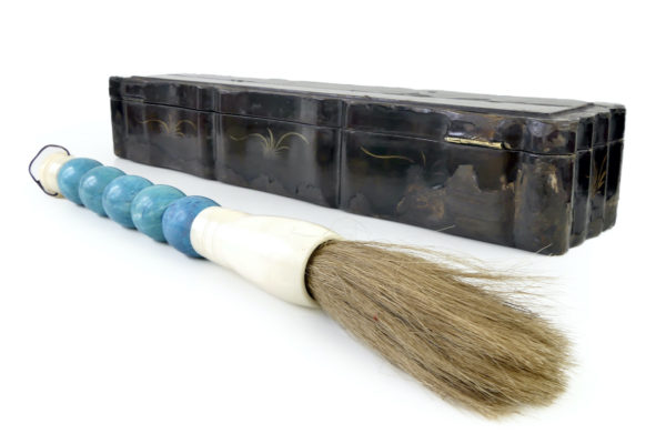 Pinceau de calligraphie chinoise ancien en pierre bleue dans sa boîte en bois laqué (3/4)