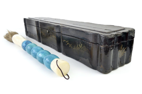 Pinceau de calligraphie chinoise ancien en pierre bleue dans sa boîte en bois laqué (3/4)