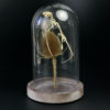 Squelette de souris des champs sur chardon sous cloche de verre (profil)