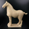 Grand cheval style Tang blanc cassé en terre cuite traditionnelle chinoise (profil)