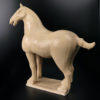 Grand cheval style Tang blanc cassé en terre cuite traditionnelle chinoise (3/4 dos)